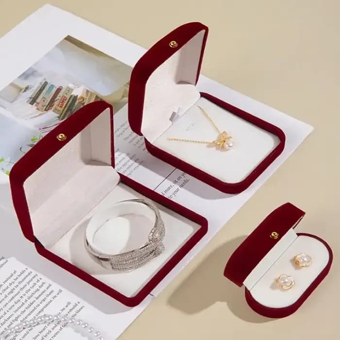 Boîte à bijoux à boucle dorée floquée