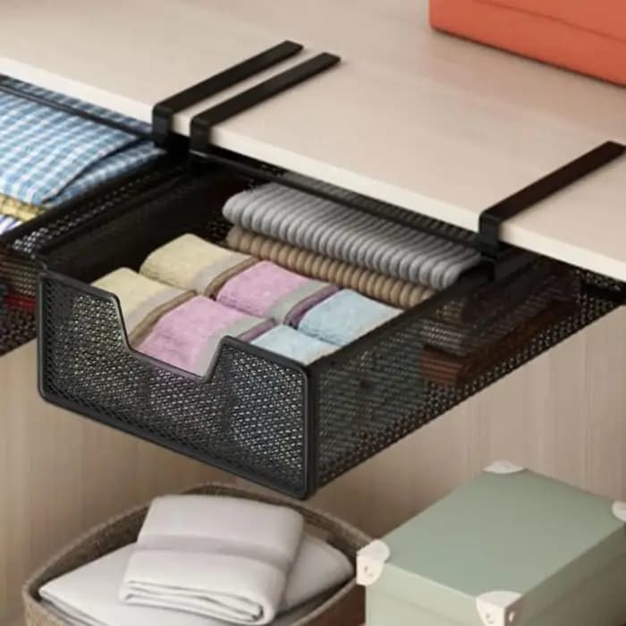 Panier de rangement coulissant suspendu sous armoire