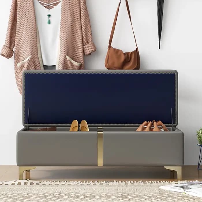 Armoire à chaussures, petit tabouret à l'entrée de la maison