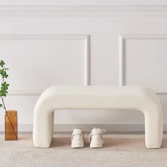 Banc à langer pour chaussures à l'entrée du couloir