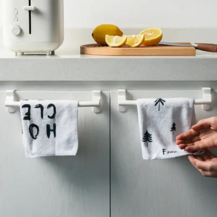 Porte-serviettes au dessus de l'armoire de cuisine, barre porte-serviettes suspendu, étagère de sall