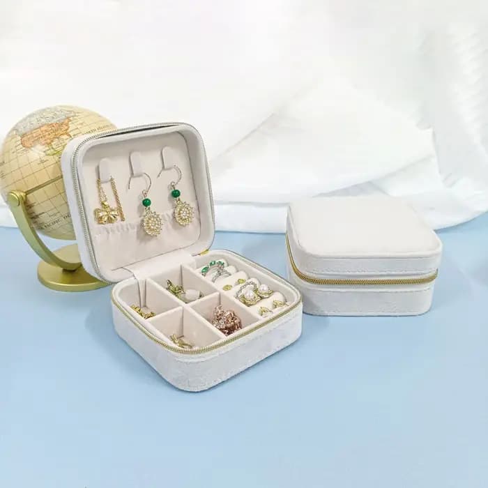 Fourniture exclusive transfrontalière de boîtes à bijoux en velours avec plusieurs compartiments pour bagues