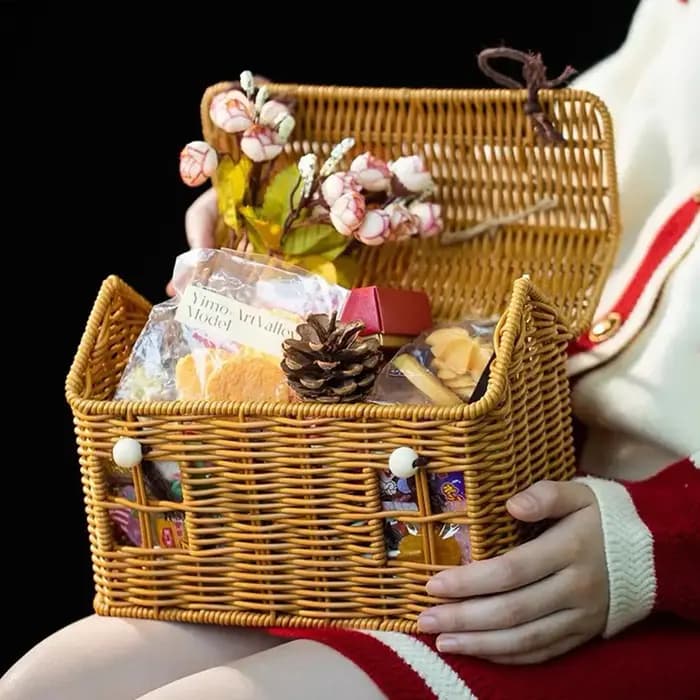 Panier en forme de maison en rotin avec couvercle