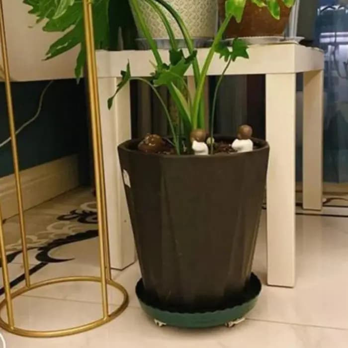 Roulettes auto-adhésives pour boîte de rangement