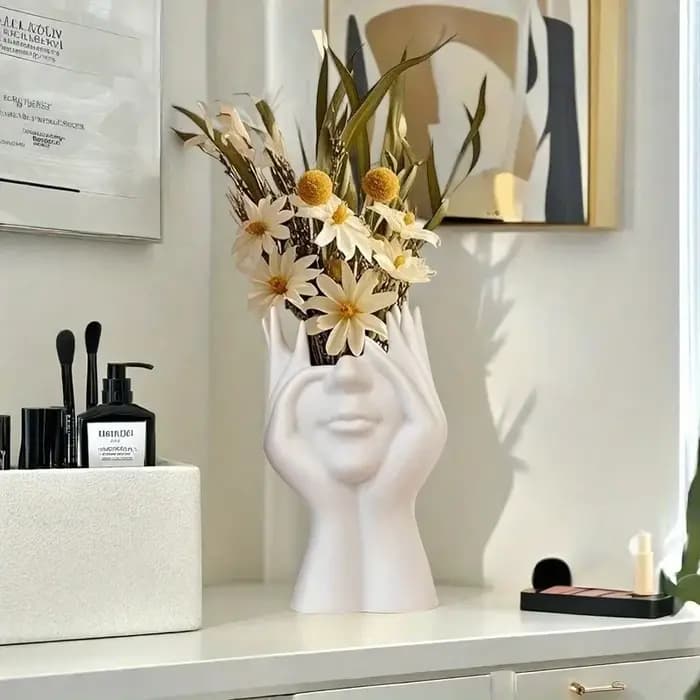 Boîte à maquillage moderne avec miroir et porte-pinceaux. Design élégant en forme de cœur