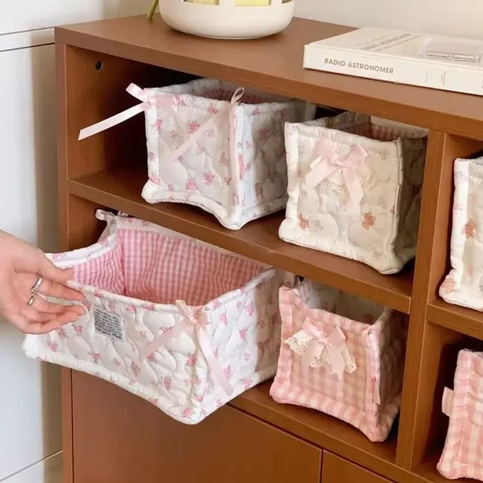 Panier de rangement matelassé pliable en tissu avec jolie décoration en nœud, boîte de rangement de bureau pour chevet et commode