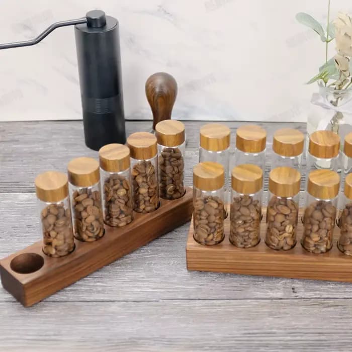Petite bouteille en verre scellée en bois de hêtre