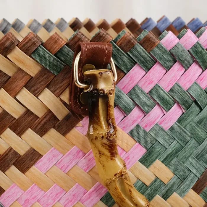 Panier de rangement tissé en plastique tendance avec motifs colorés