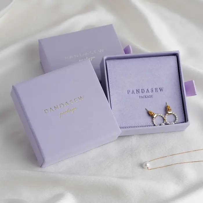 Boîte en carton avec pochette à bijoux en microfibre
