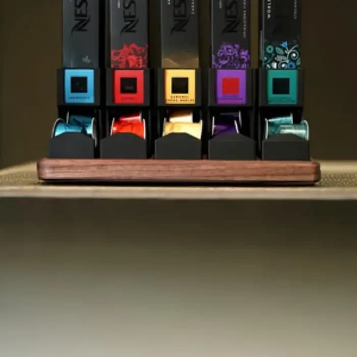 Support de rangement pour capsules de café Nespresso avec compartiments superposés et emplacements pour étiquettes