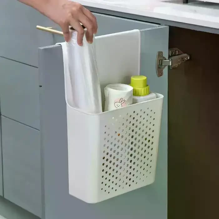 Maximisez l'espace de votre cuisine avec une étagère de rangement à crochets suspendus derrière les portes d'armoires
