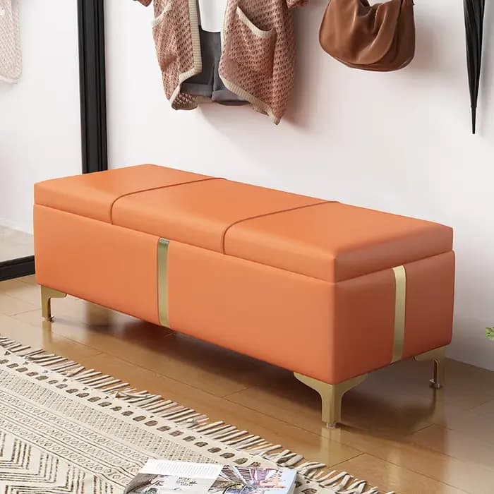 Armoire à chaussures, petit tabouret à l'entrée de la maison