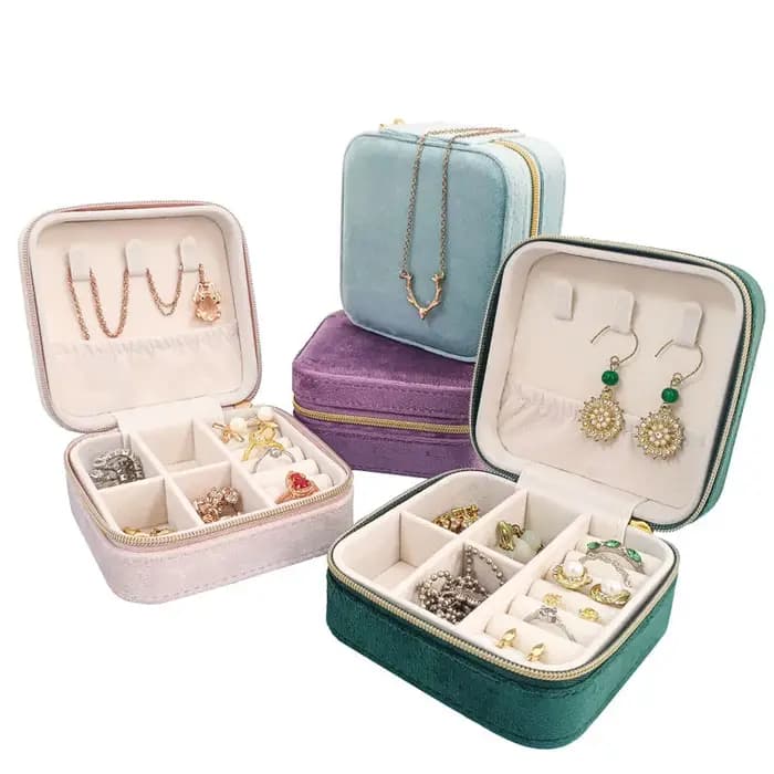 Fourniture exclusive transfrontalière de boîtes à bijoux en velours avec plusieurs compartiments pour bagues