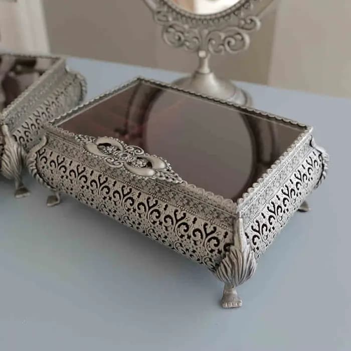 Boîte à bijoux creuse en métal faite à la main