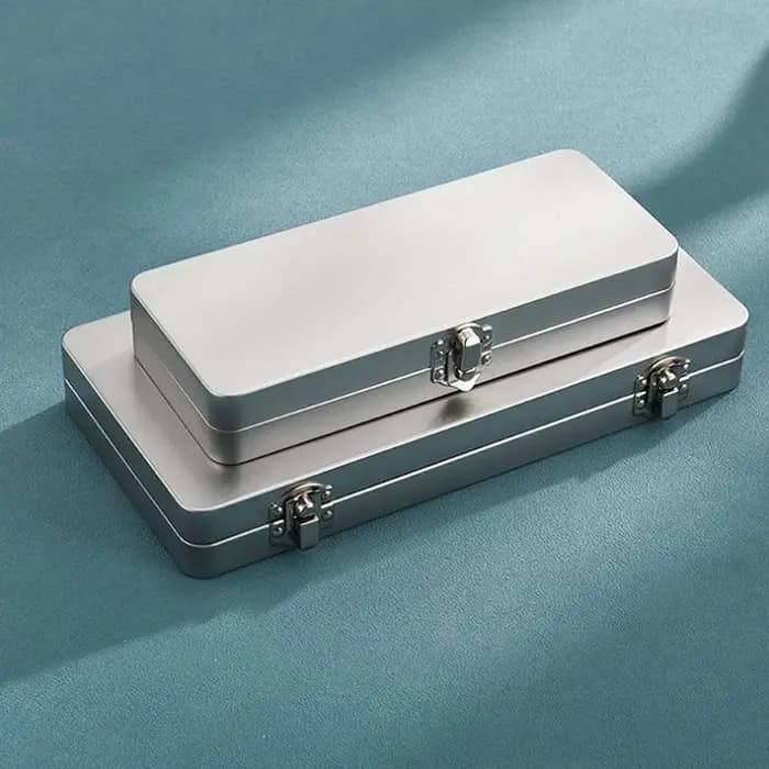 Nouvelle boîte rectangulaire en métal gris argenté avec couvercle