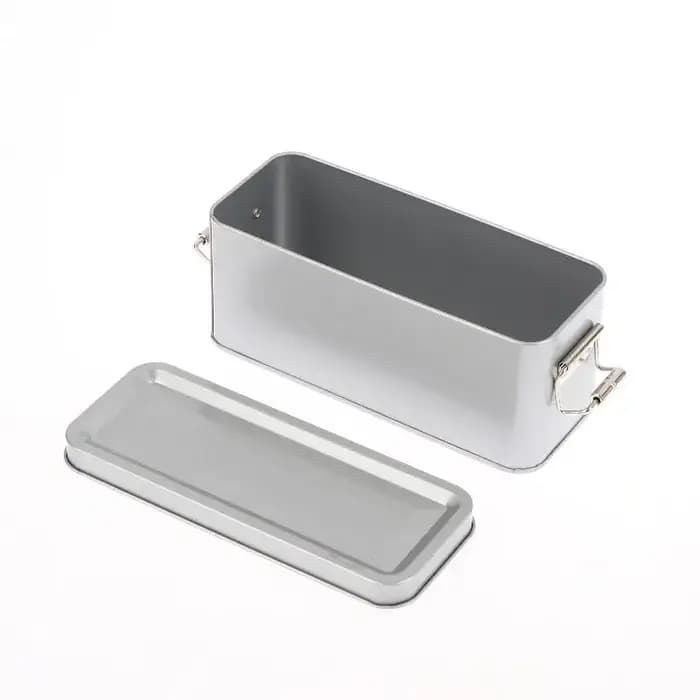 Boîte en fer blanc rectangulaire avec boucle argentée et couvercle