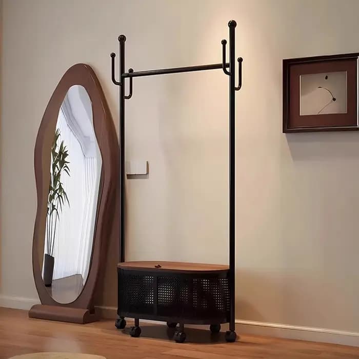Porte-vêtements sur pied noir vintage avec miroir