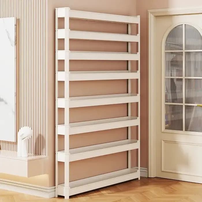 Derrière la porte, étagère de rangement pour sacs au sol