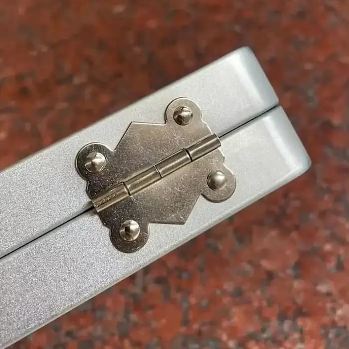 Boîte rectangulaire en métal gris argenté Durable avec couvercle