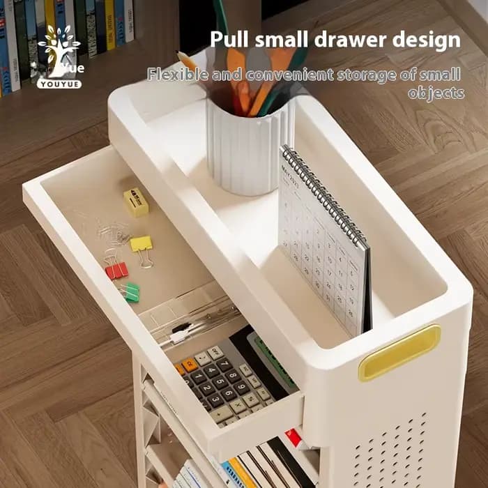 Petite bibliothèque à côté du bureau avec roulettes