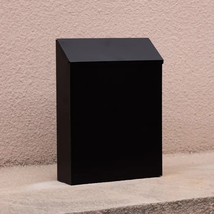 Boîte aux lettres murale avec couvercle en acier