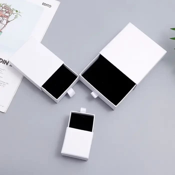 Boîte cadeau en papier blanc