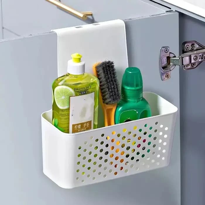 Maximisez l'espace de votre cuisine avec une étagère de rangement à crochets suspendus derrière les portes d'armoires