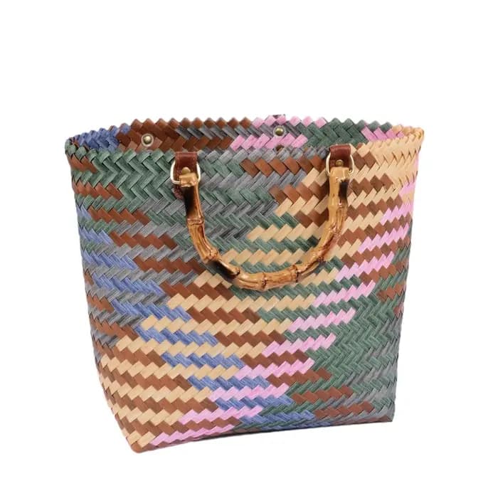 Panier de rangement tissé en plastique tendance avec motifs colorés