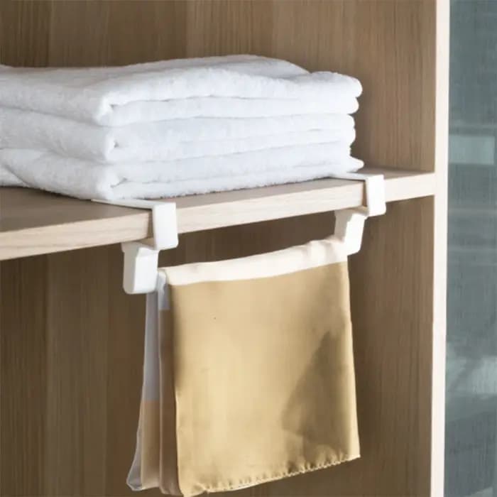 Porte-serviettes au dessus de l'armoire de cuisine