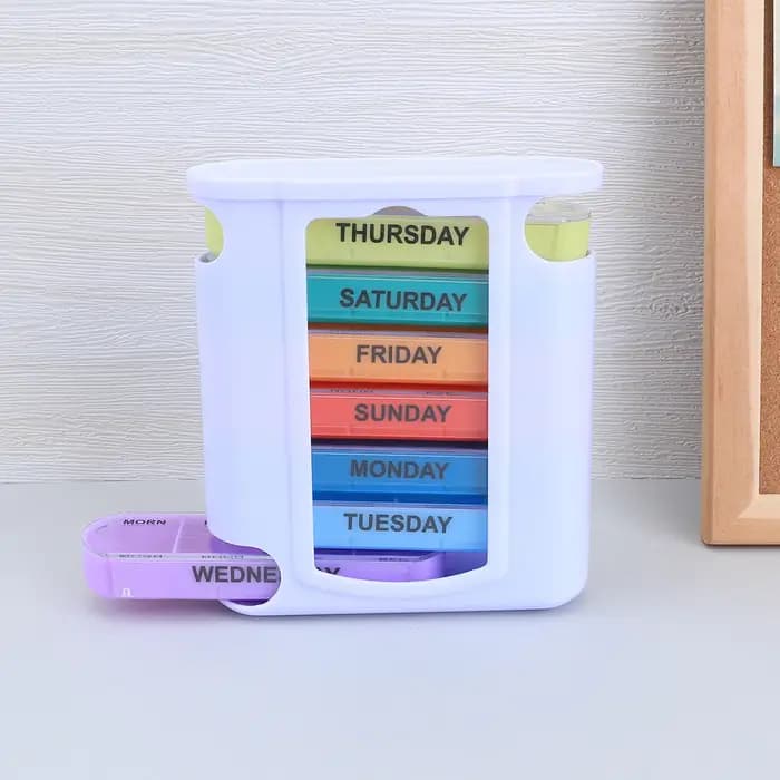 Boîte à pilules colorée de sept jours