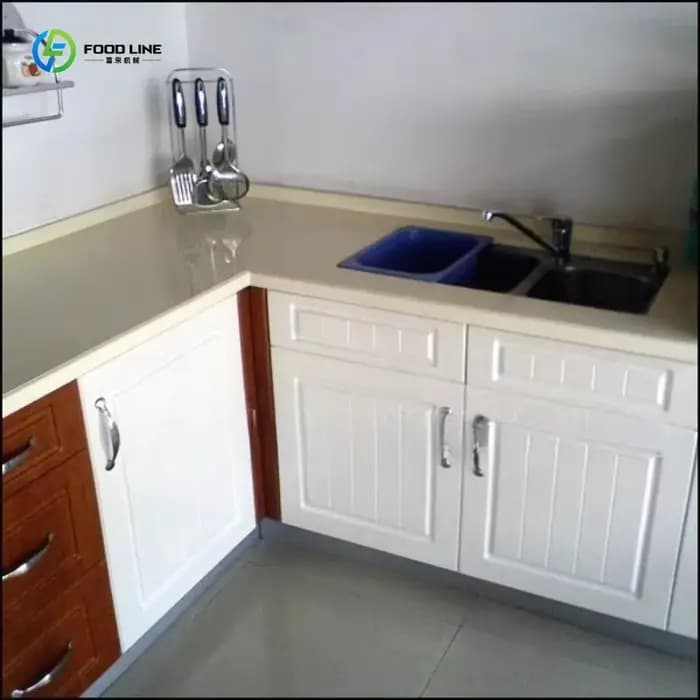Armoire de cuisine personnalisée avec plan de travail en marbre