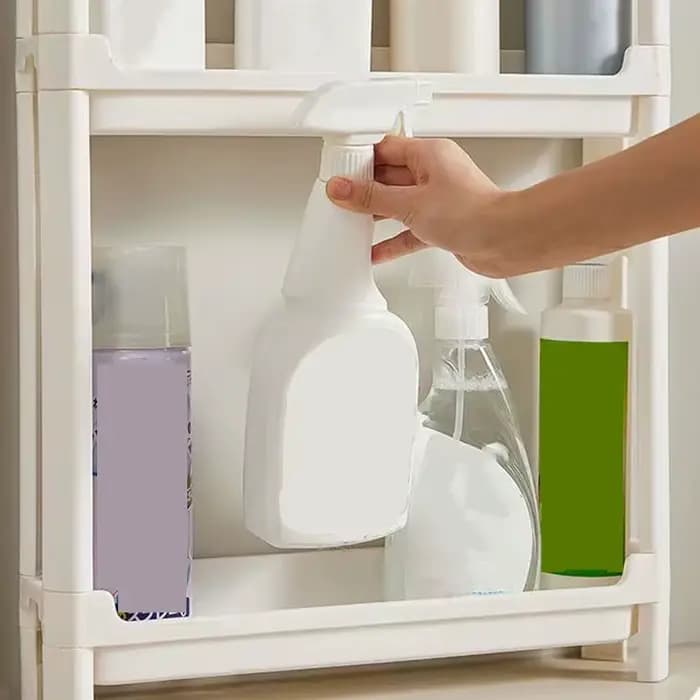 Armoire de rangement derrière la porte