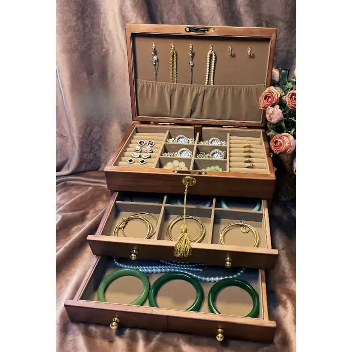Boîte à bijoux en bois massif