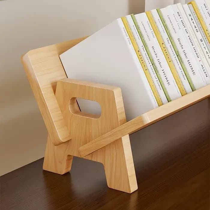 Bibliothèque inclinable en bois dans le salon/bureau