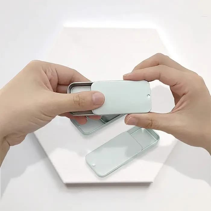 Boîte en fer blanc avec couvercle coulissant