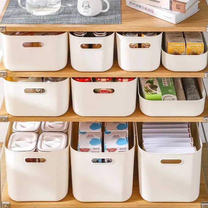 Boîte de rangement en plastique de couleur unie
