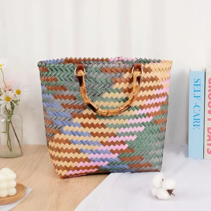 Panier de rangement tissé en plastique tendance avec motifs colorés