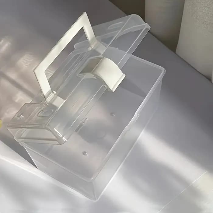 La grande boîte de rangement transparente à poignée