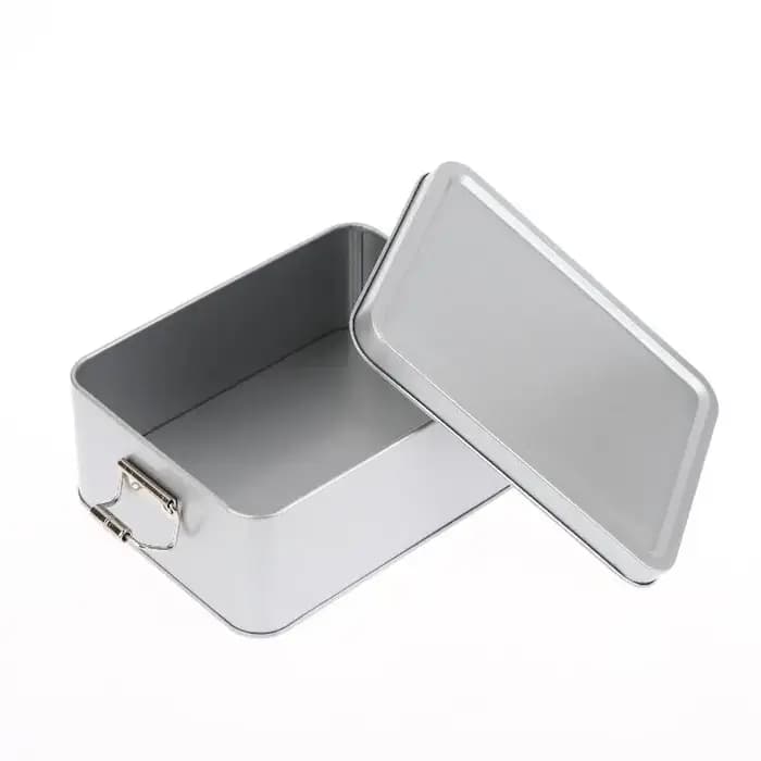 Boîte en fer blanc rectangulaire avec boucle argentée et couvercle