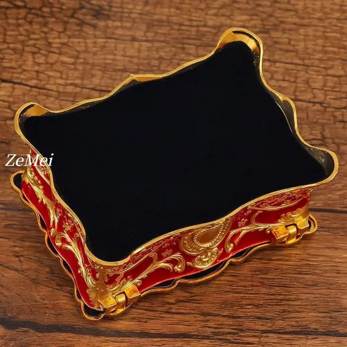 Boîte à bijoux vintage élégante avec détails dorés
