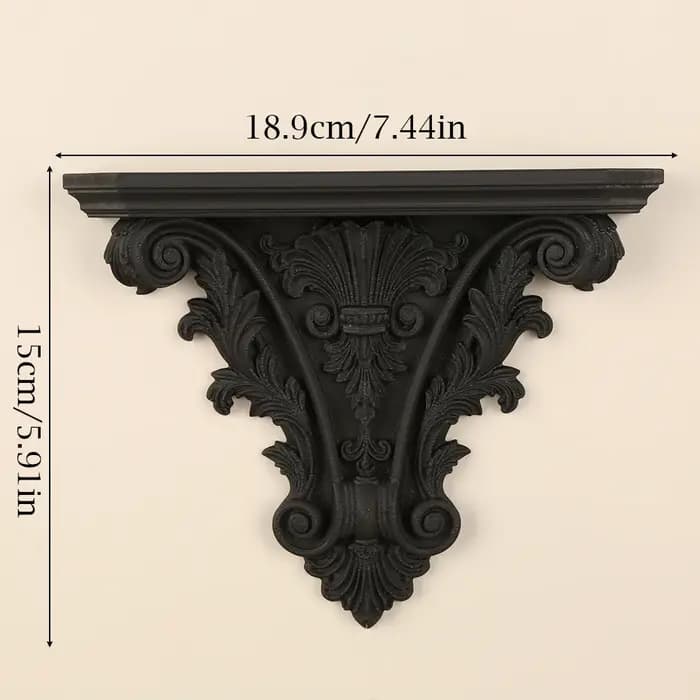 Étagère murale sculptée de style rétro européen pour un intérieur sombre, idéale pour le rangement e