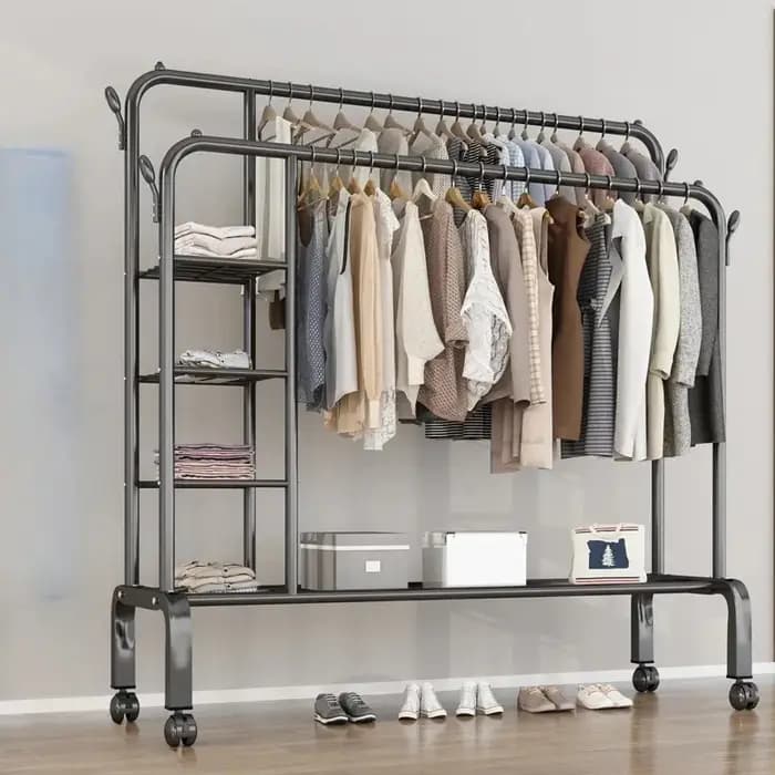 Petites étagères de garde-robe en métal