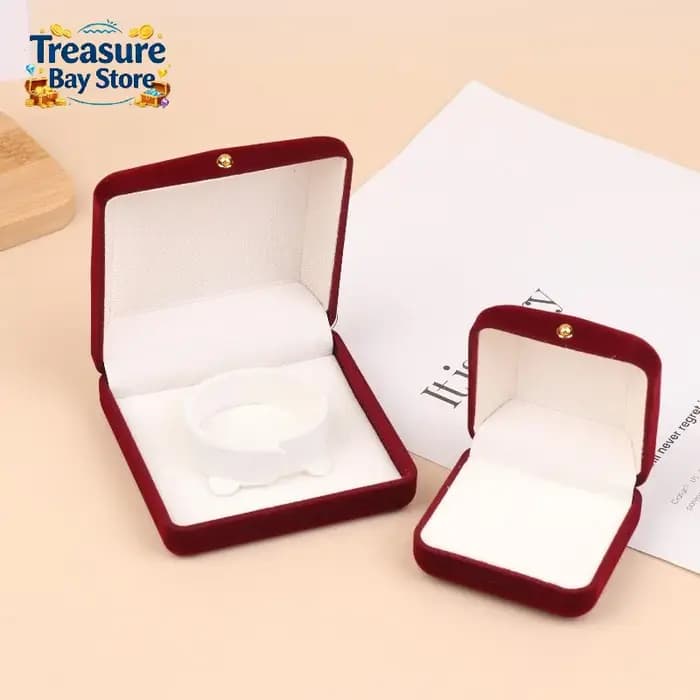 Boîte à bijoux en velours avec boucle dorée pour pendentifs