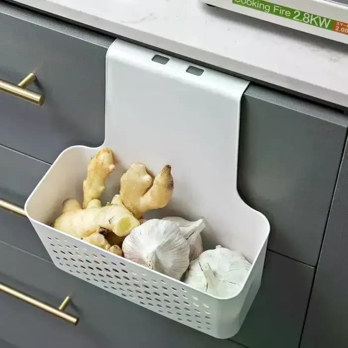 Maximisez l'espace de votre cuisine avec une étagère de rangement à crochets suspendus derrière les portes d'armoires