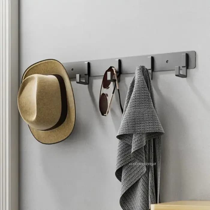 Crochets pour accrocher les vêtements à la porte d'entrée