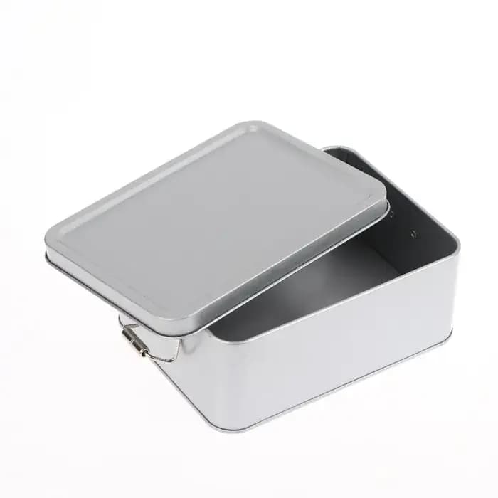 Boîte en fer blanc rectangulaire avec boucle argentée et couvercle