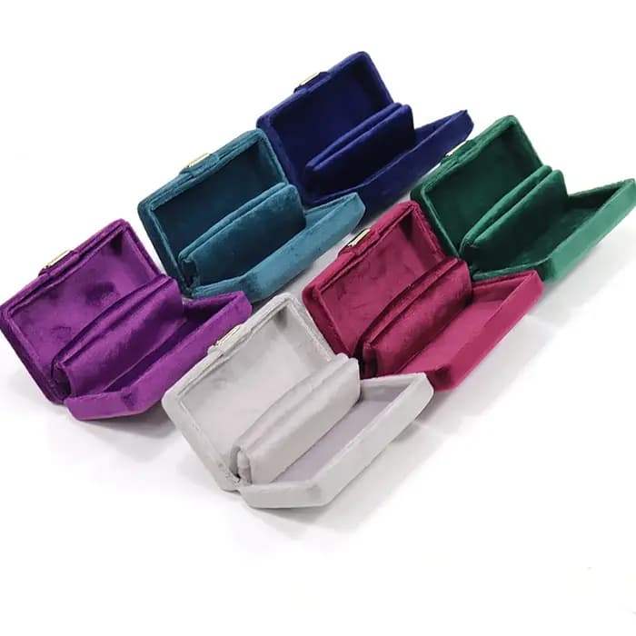 Boîte à bijoux pour bagues en velours avec boucle dorée arrondie