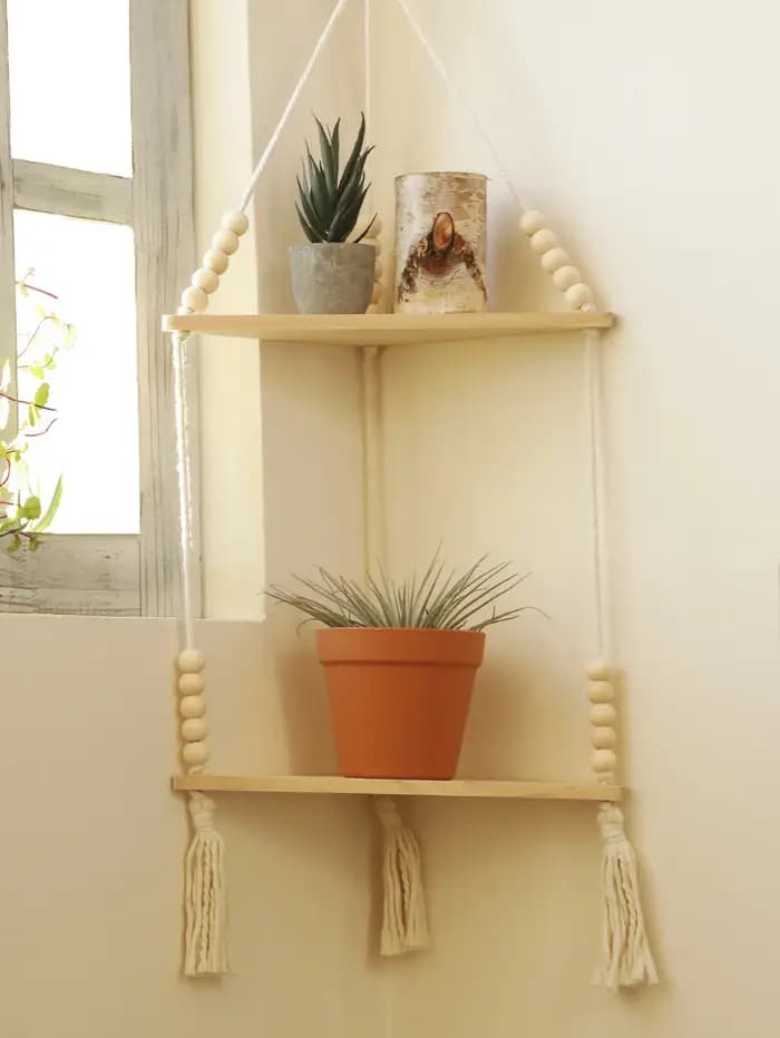 Étagère d'angle en bois flottante faite à la main