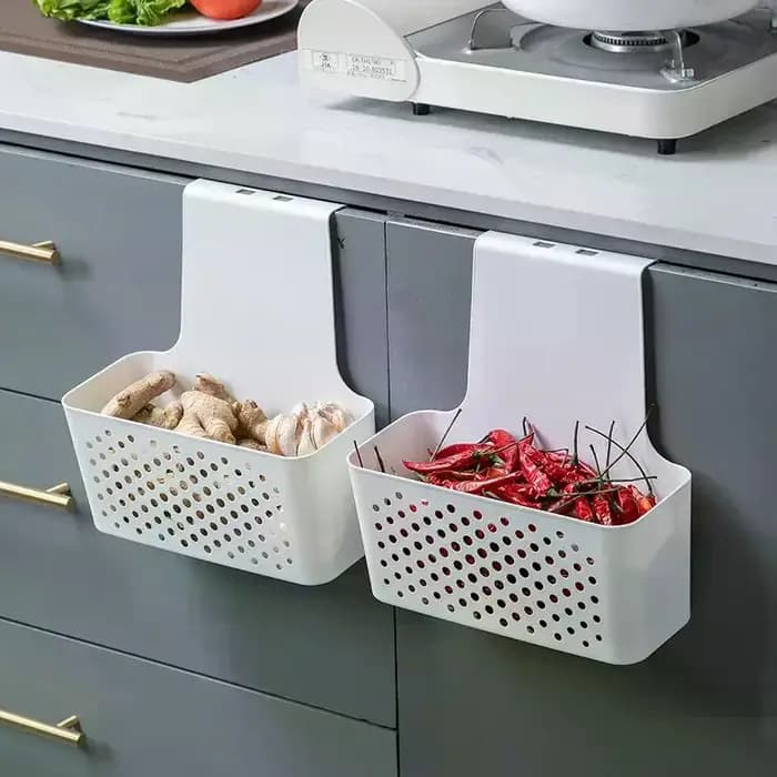 Maximisez l'espace de votre cuisine avec une étagère de rangement à crochets suspendus derrière les portes d'armoires