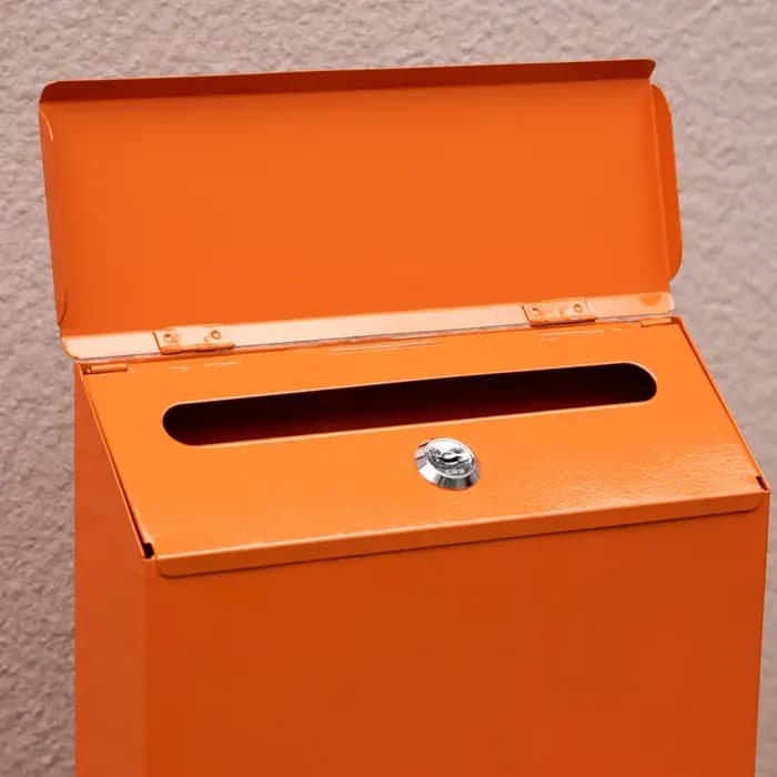 Boîte aux lettres murale avec couvercle en acier